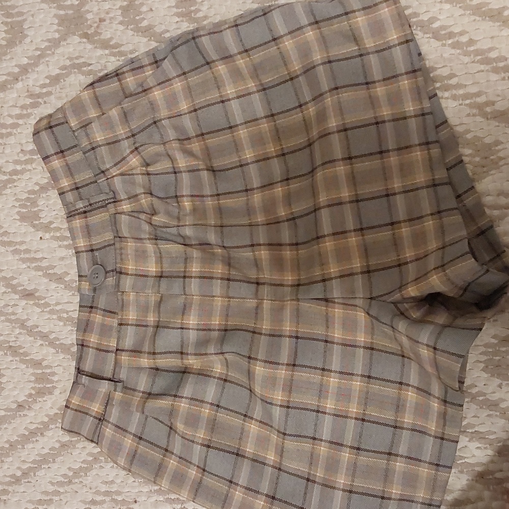 I'm selling a pladish designed shorts